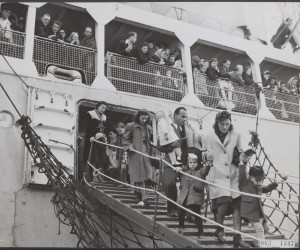 Nederlandse emigranten verlaten het schip bij aankomst in Australie