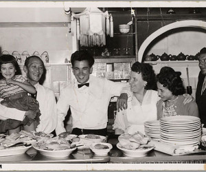 De familie Chong achter het buffet van hun restaurant Ling Nam aan de Binnen Bantammerstraat 3 te Amsterdam omstreeks 1958
