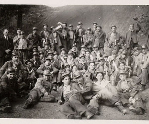 Mijnwerker Franci Domevček (vooraan, vijfde van rechts, liggend op zijn linker zij) met collega’s voor de Oranje Nassau 3 in Heerlerheide (jaren dertig)