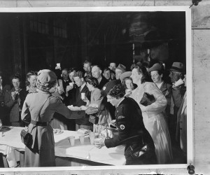 Uitreiking van koffie en gebak door medewerkers Canadese Rode Kruis aan Nederlandstalige emigranten (1948) 