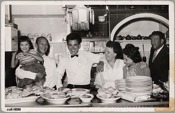 De familie Chong achter het buffet van hun restaurant Ling Nam aan de Binnen Bantammerstraat 3 te Amsterdam omstreeks 1958
