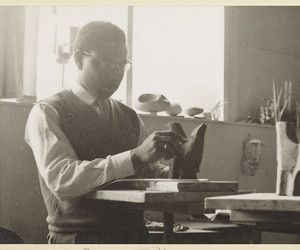 Raymond Christon aan het boetseren in een atelier op de Academie voor Beeldende Kunsten in Tilburg.