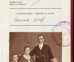 Derde pagina van het Joegoslavisch paspoort van Jožef Drenovec. Op de foto v.l.n.r.: Franc Drenovec, Cecilija Maček, Jožef Drenovec en Jožef (Bep) Drenovec.