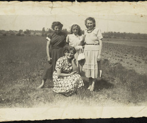 De meisjes Dušak, v.l.n.r.: Milka, Roosje, Mia en (vooraan, gehurkt) Sophie Dušak op de dag van de eerste heilige communie van Roosje.