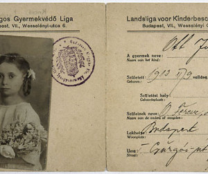 Hongaarse pleegkinderen dienden bij aankomst in Nederland een legitimatiebewijs zichtbaar op hun kleding te dragen. De legitimatie van Julia Ott werd afgegegeven door de Staatspolitie van Budapest.