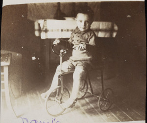 Danilo Šalej, 3 jaar oud, op zijn driewieler.