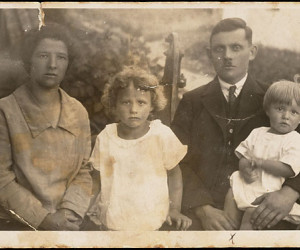 De familie Strman in 1928 in Heerlerheide vlak na hun komst naar Nederland. V.l.n.r.: Marija Strman-Jesenšek, Pavla Strman, Leopold Strman en Slavko Strman.