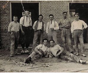 Italiaanse terrazzowerkers in Leiden omstreeks 1925
