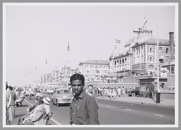 Johan Chandoe op de Scheveningse boulevard tijdens de warme zomer van 1959.