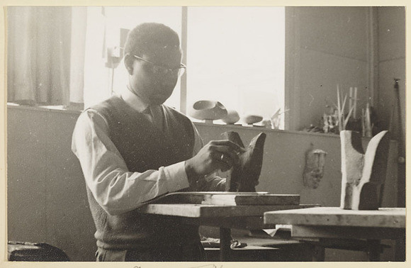 Raymond Christon aan het boetseren in een atelier op de Academie voor Beeldende Kunsten in Tilburg.