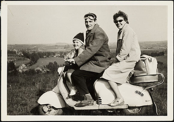  Jan en Aloiska Centrih-Deželak met hun zoon Marcel op de scooter op de Ubachsberg.