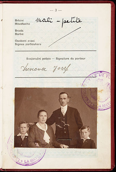 Derde pagina van het Joegoslavisch paspoort van Jožef Drenovec. Op de foto v.l.n.r.: Franc Drenovec, Cecilija Maček, Jožef Drenovec en Jožef (Bep) Drenovec.