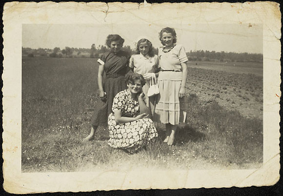 De meisjes Dušak, v.l.n.r.: Milka, Roosje, Mia en (vooraan, gehurkt) Sophie Dušak op de dag van de eerste heilige communie van Roosje.