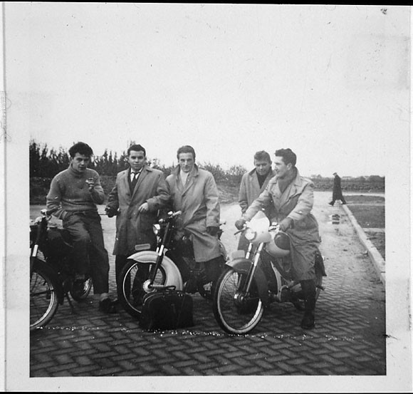 Imre Tölgyesi, György Habetler, Jozsef Kis, Zsigmund Nagy en Miklós Boldizs, twee jaar nadat zij uit Hongarije naar Nederland waren gevlucht (Numansdorp, 1958). Collectie: Historisch Beeldarchief Migranten/IISG