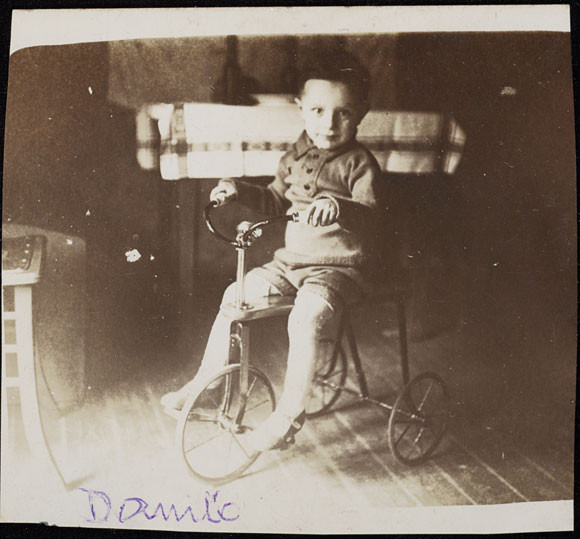 Danilo Šalej, 3 jaar oud, op zijn driewieler.