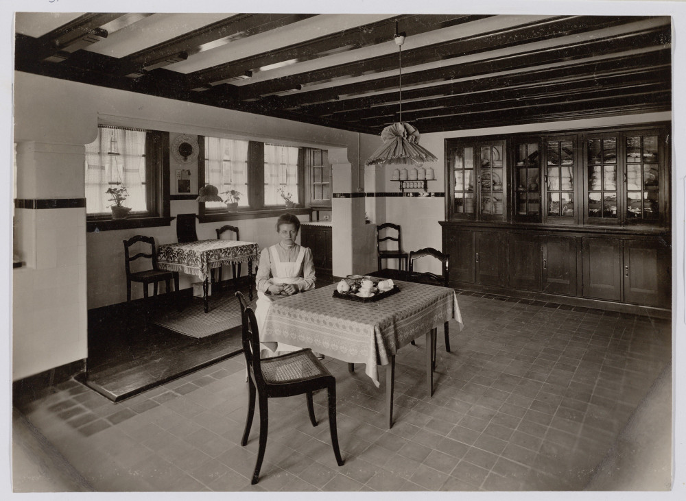 Villa Alsberg (arch. Ed. Cuypers 1906). Interieur van de keuken met dienstbode