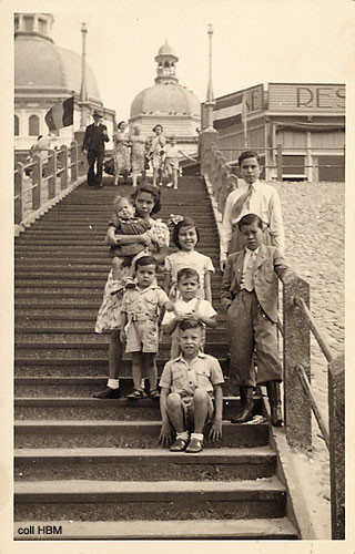 De kinderen Rijkschroeff in 1951 op stap in Scheveningen waar ze verbleven na hun aankomst in Nederland